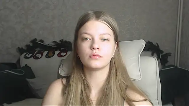 Snapshot of EmySway chatting on 01-05-25, 02:06 EmySway online show from 01-05-25, 02:06