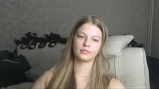 Snapshot of EmySway chatting on 01-04-25, 08:16 EmySway online show from 01-04-25, 08:16