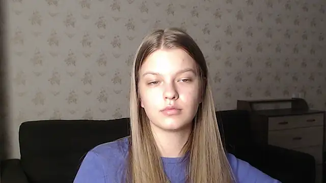 Snapshot of EmySway chatting on 12-30-24, 04:51 EmySway online show from 12-30-24, 04:51