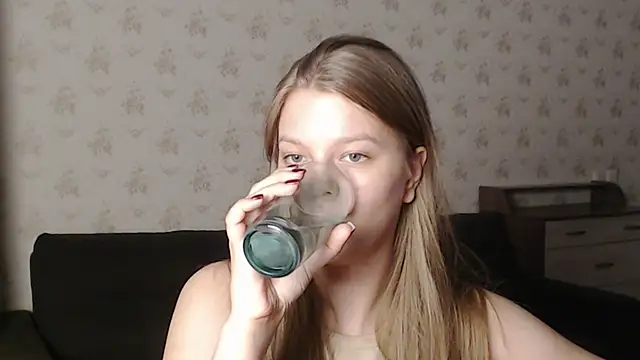 Snapshot of EmySway chatting on 02-11-25, 12:36 EmySway online show from 02-11-25, 12:36