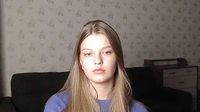 Snapshot of EmySway chatting on 12-30-24, 12:22 EmySway online show from 12-30-24, 12:22