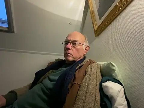 Snapshot of martxxxxx chatting on 12-27-24, 03:48 martxxxxx online show from 12-27-24, 03:48