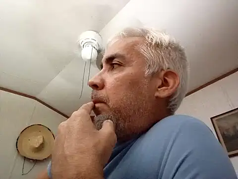 Snapshot of Xoc8_ chatting on 11-16-25, 10:24 Xoc8 online show from 11-16-25, 10:24