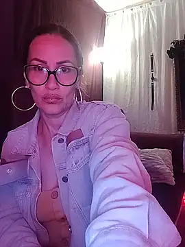 Snapshot of SelenaHouston chatting on 02-25-26, 04:01 SelenaHouston online show from 02-25-26, 04:01