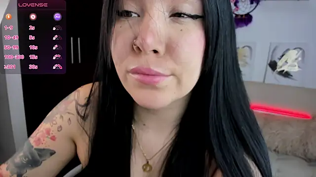 Snapshot of AilynRed chatting on 10-15-25, 02:10 AilynRed online show from 10-15-25, 02:10