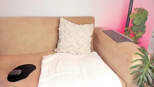 iam-ella18 online show from 11-28-25, 01:06