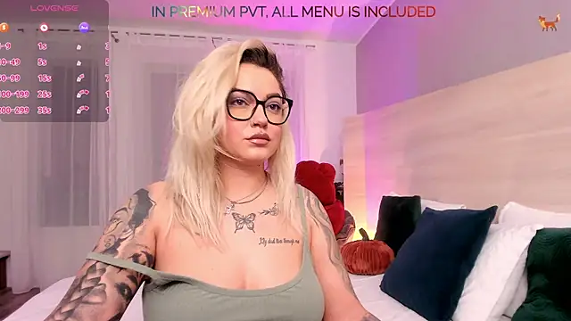 FoxxyClarise online show from 12-16-25, 09:19