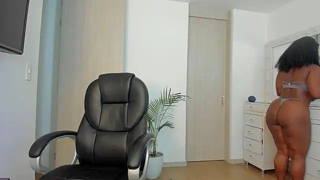 Snapshot of charlotte_tiller chatting on 04-11-26, 01:02 charlotte tiller online show from 04-11-26, 01:02
