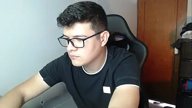 Snapshot of Plug_Control chatting on 12-22-25, 05:46 Plug Control online show from 12-22-25, 05:46