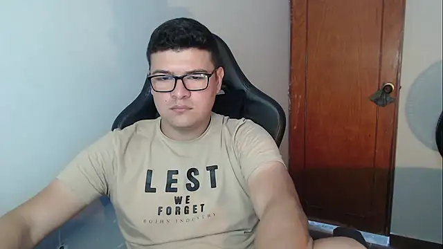 Snapshot of Plug_Control chatting on 12-17-25, 07:08 Plug Control online show from 12-17-25, 07:08