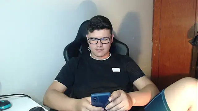 Snapshot of Plug_Control chatting on 12-18-25, 05:28 Plug Control online show from 12-18-25, 05:28