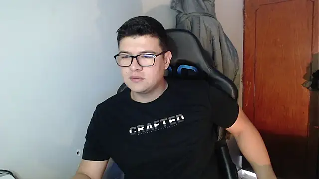 Snapshot of Plug_Control chatting on 12-19-25, 04:31 Plug Control online show from 12-19-25, 04:31