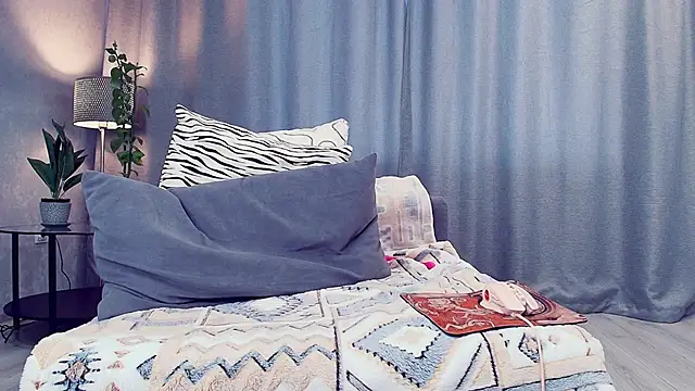 Snapshot of Meowroslava chatting on 05-11-26, 04:04 Meowroslava online show from 05-11-26, 04:04