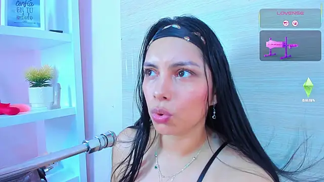 Snapshot of evelinn_belen chatting on 09-18-25, 12:30 evelinn belen online show from 09-18-25, 12:30