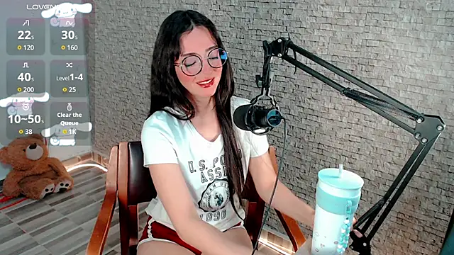 Snapshot of emma_unu chatting on 06-26-26, 02:50 emma unu online show from 06-26-26, 02:50