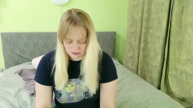 Snapshot of Kira_Miler chatting on 05-21-26, 05:27 Kira Miler online show from 05-21-26, 05:27