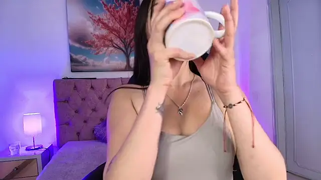 Julianaa Castro  online show from 11-18-25, 11:35