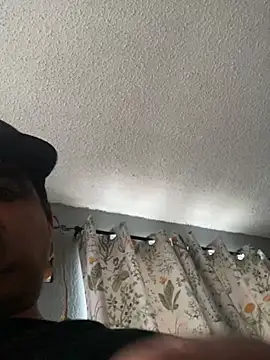 Snapshot of Miguel16i chatting on 02-14-25, 04:52 Miguel16i online show from 02-14-25, 04:52