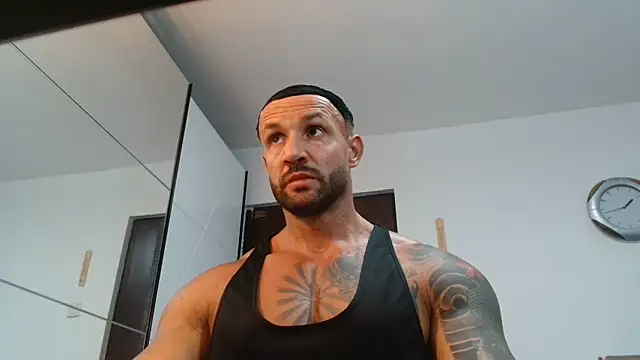 Snapshot of Magnificmuscles89 chatting on 05-27-26, 10:44 Magnificmuscles89 online show from 05-27-26, 10:44