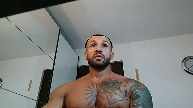 Snapshot of Magnificmuscles89 chatting on 05-28-26, 03:40 Magnificmuscles89 online show from 05-28-26, 03:40