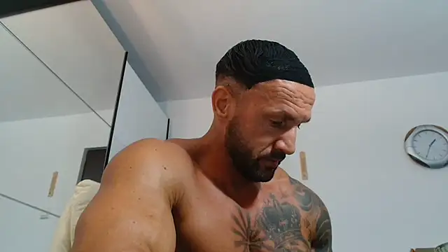 Snapshot of Magnificmuscles89 chatting on 06-26-26, 10:43 Magnificmuscles89 online show from 06-26-26, 10:43