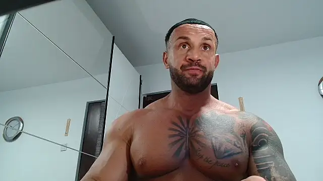 Snapshot of Magnificmuscles89 chatting on 04-22-26, 10:49 Magnificmuscles89 online show from 04-22-26, 10:49