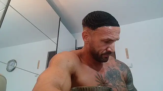 Snapshot of Magnificmuscles89 chatting on 07-18-26, 08:12 Magnificmuscles89 online show from 07-18-26, 08:12