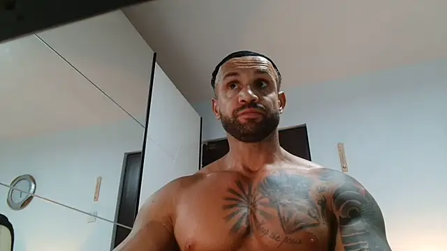 Snapshot of Magnificmuscles89 chatting on 05-22-26, 03:43 Magnificmuscles89 online show from 05-22-26, 03:43