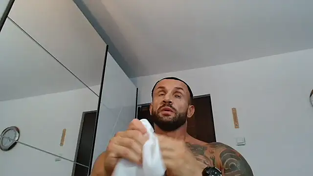 Snapshot of Magnificmuscles89 chatting on 06-27-26, 04:35 Magnificmuscles89 online show from 06-27-26, 04:35