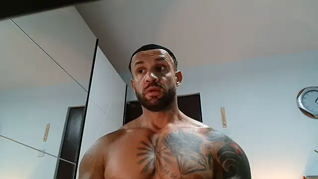 Snapshot of Magnificmuscles89 chatting on 05-25-26, 10:25 Magnificmuscles89 online show from 05-25-26, 10:25