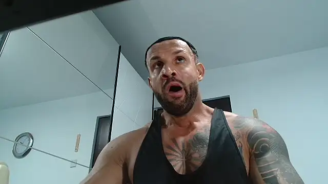 Snapshot of Magnificmuscles89 chatting on 05-14-26, 10:56 Magnificmuscles89 online show from 05-14-26, 10:56