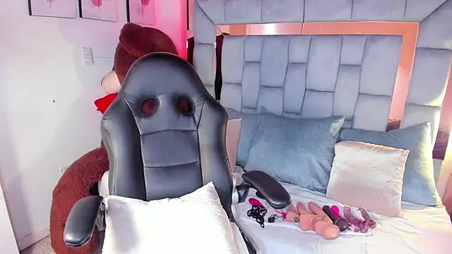 kitty roouse online show from 12-19-25, 08:22