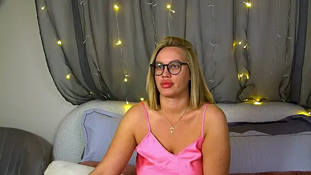 MariaNeumann online show from 10-29-25, 06:23