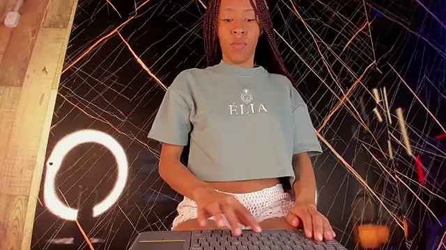 Kloe Suarez  online show from 11-17-25, 07:40