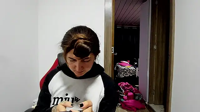 Snapshot of Sweet-Suck69 chatting on 02-19-25, 04:44 Sweet-Suck69 online show from 02-19-25, 04:44