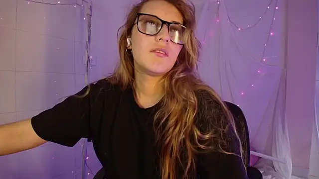 Snapshot of Giia_paiige18 chatting on 02-16-26, 07:23 Giia paiige18 online show from 02-16-26, 07:23