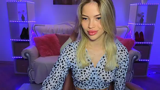 Snapshot of EmmyMills chatting on 10-11-25, 07:48 EmmyMills online show from 10-11-25, 07:48