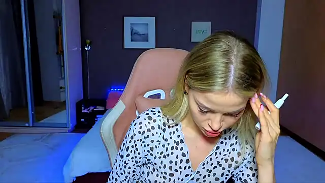 Snapshot of EmmyMills chatting on 03-17-25, 09:35 EmmyMills online show from 03-17-25, 09:35