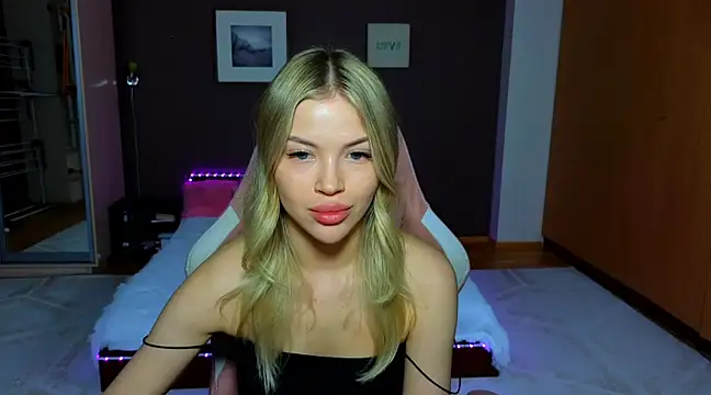 Snapshot of EmmyMills chatting on 03-04-25, 12:18 EmmyMills online show from 03-04-25, 12:18