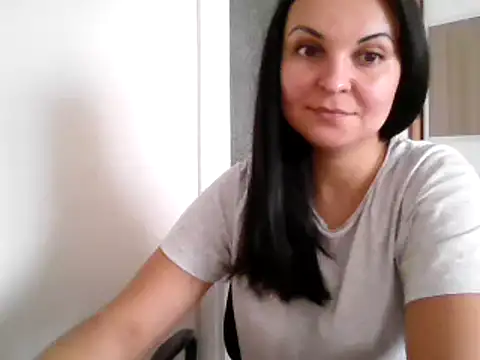Snapshot of MirandaGold27 chatting on 12-12-24, 12:01 MirandaGold27 online show from 12-12-24, 12:01