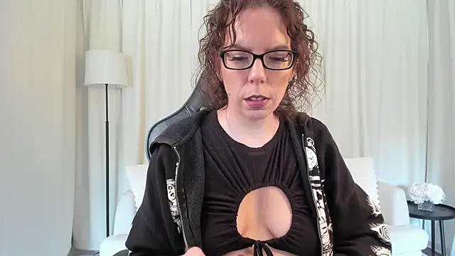 Snapshot of SaraDesirexo chatting on 05-12-26, 12:44 SaraDesirexo online show from 05-12-26, 12:44
