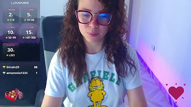 Snapshot of SharonR1 chatting on 05-31-26, 01:06 SharonR1 online show from 05-31-26, 01:06