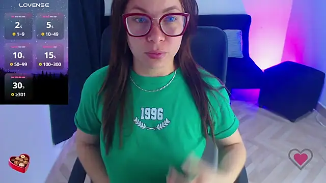 Snapshot of SharonR1 chatting on 04-19-26, 11:33 SharonR1 online show from 04-19-26, 11:33