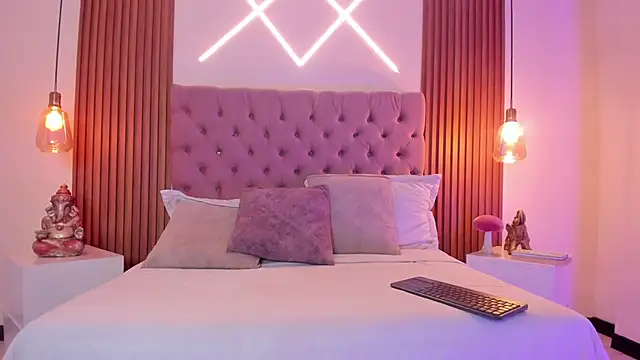 Sophia turneer online show from 12-16-25, 04:17