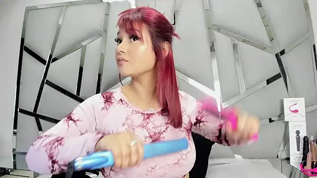 Snapshot of Catherinee69_x chatting on 02-25-26, 04:01 Catherinee69 x online show from 02-25-26, 04:01