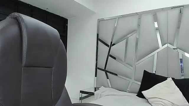 Snapshot of Catherinee69_x chatting on 02-17-26, 03:26 Catherinee69 x online show from 02-17-26, 03:26