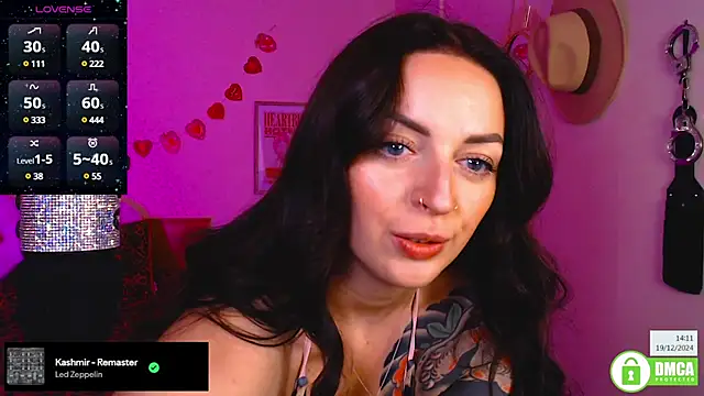 Snapshot of Billiexxox chatting on 12-19-24, 02:13 Billiexxox online show from 12-19-24, 02:13