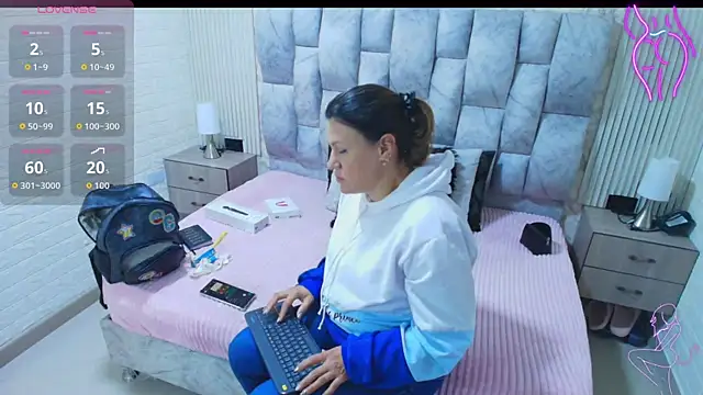 Snapshot of charlotte__G chatting on 10-01-25, 11:03 charlotte G online show from 10-01-25, 11:03