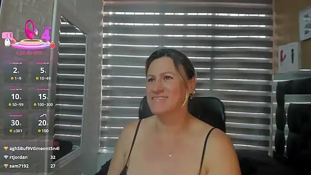Snapshot of charlotte__G chatting on 03-19-25, 05:28 charlotte G online show from 03-19-25, 05:28