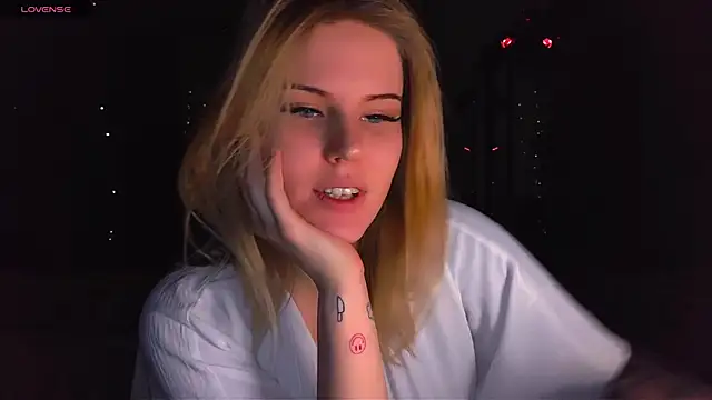 Snapshot of VoluptuousDreams chatting on 01-17-25, 06:23 VoluptuousDreams online show from 01-17-25, 06:23